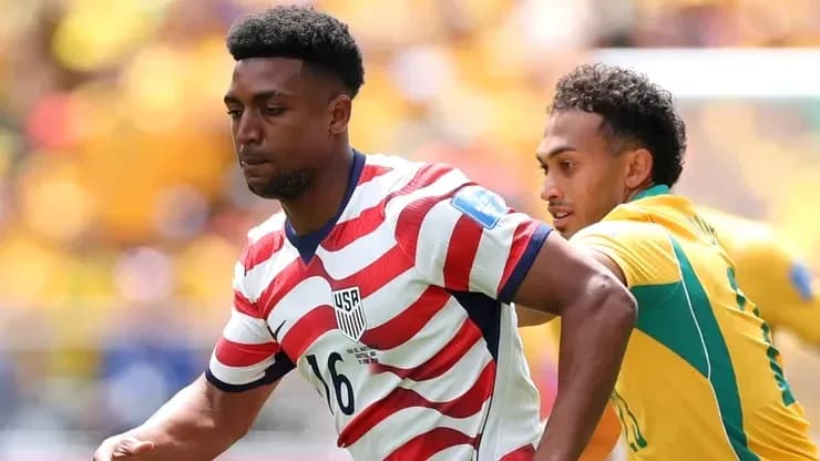 Jugador de Estados Unidos corriendo con balón