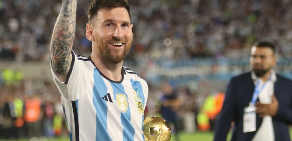 Jugador argentino levantando la copa del mundo