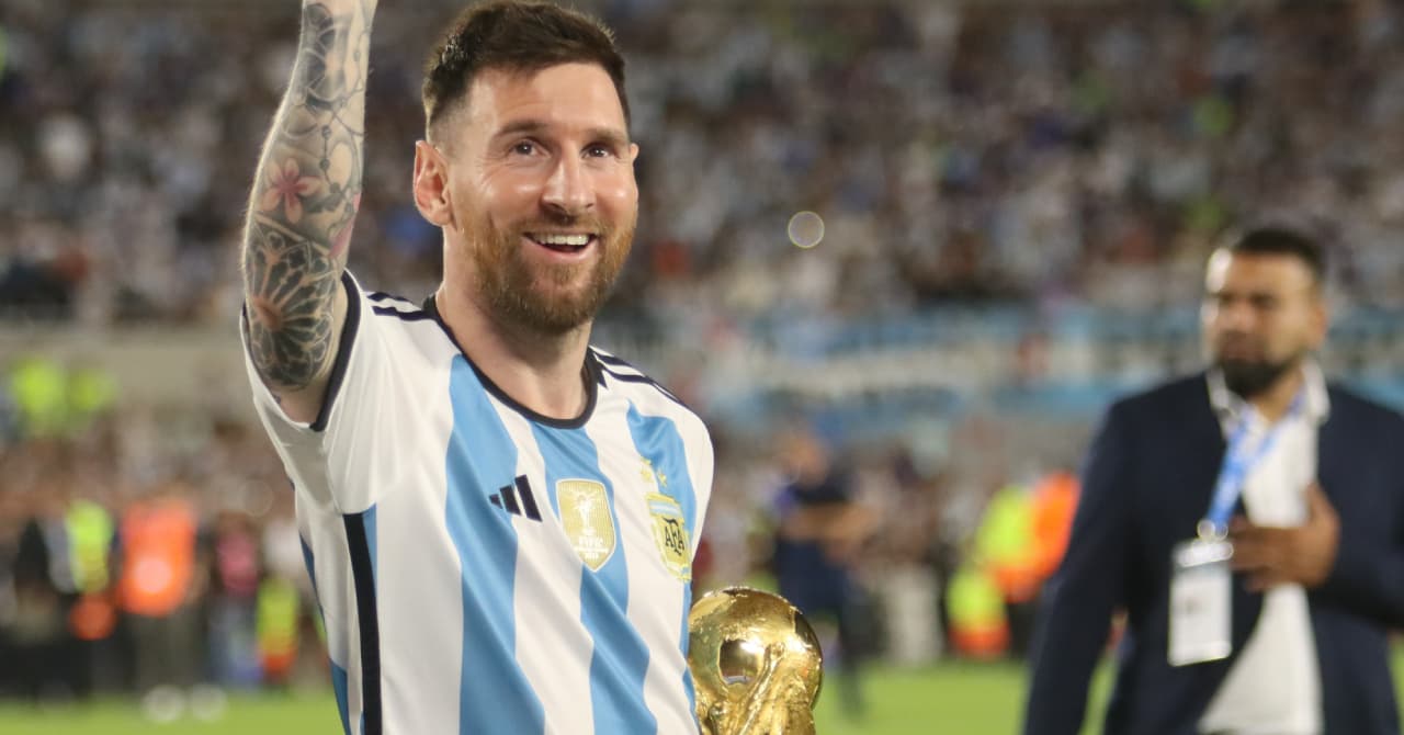 Jugador argentino levantando la copa del mundo