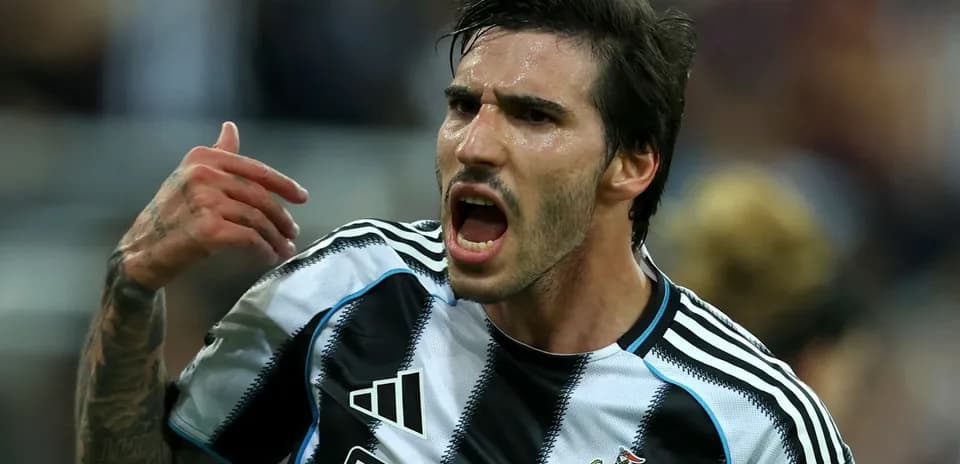 Jugador de Newcastle celebrando un gol en partido