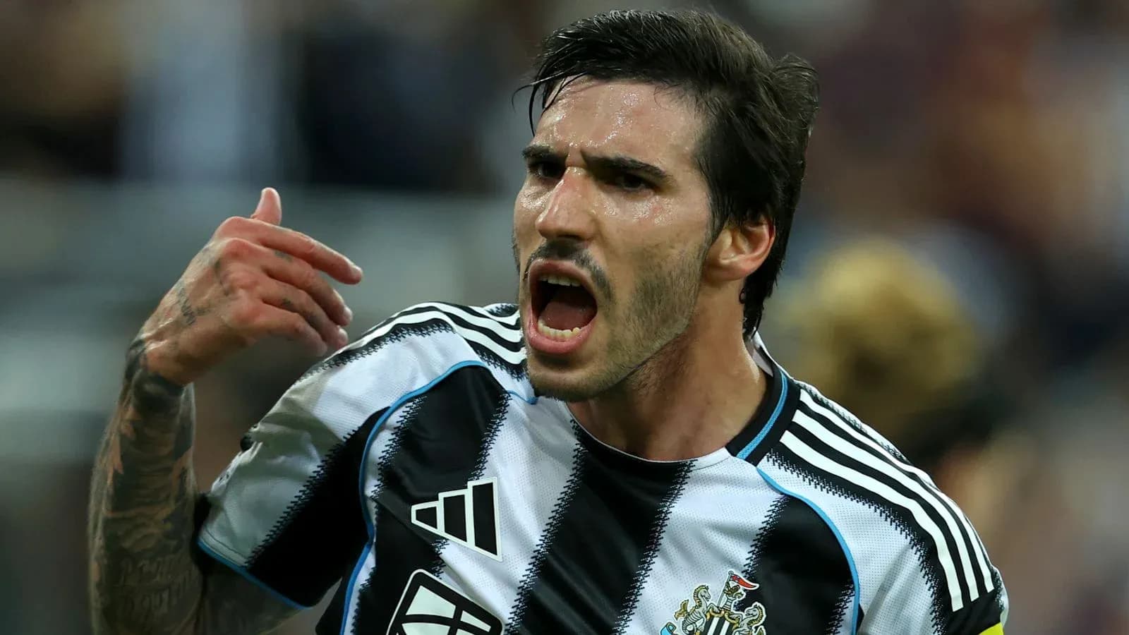 Jugador de Newcastle celebrando un gol en partido