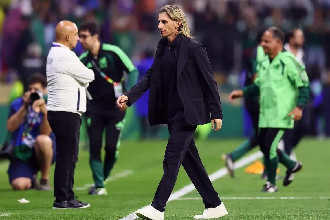 Entrenador caminando en el campo tras el partido