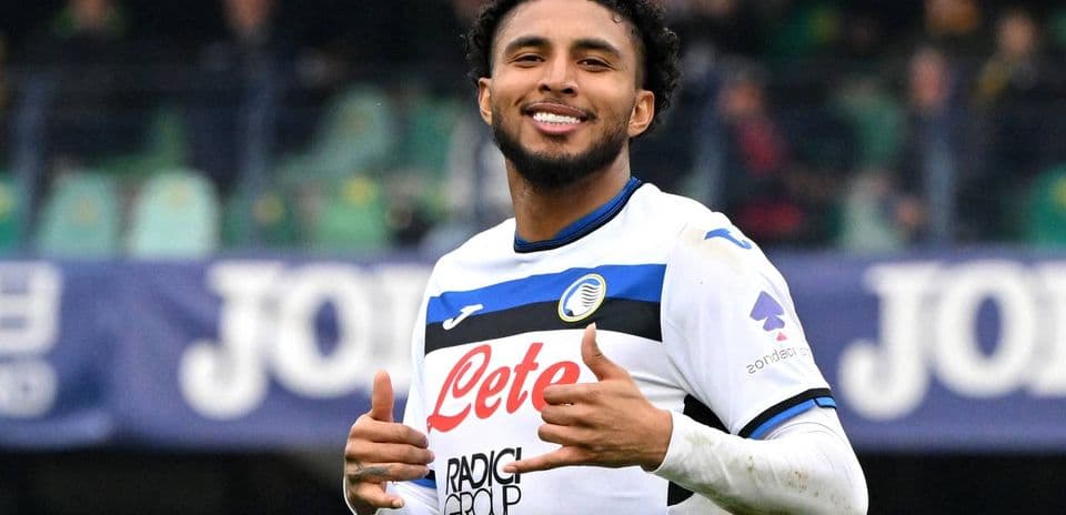 Jugador de Atalanta celebrando con gesto positivo