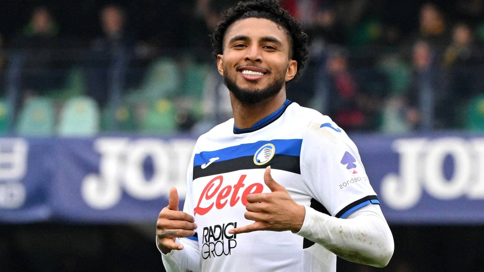 Jugador de Atalanta celebrando con gesto positivo