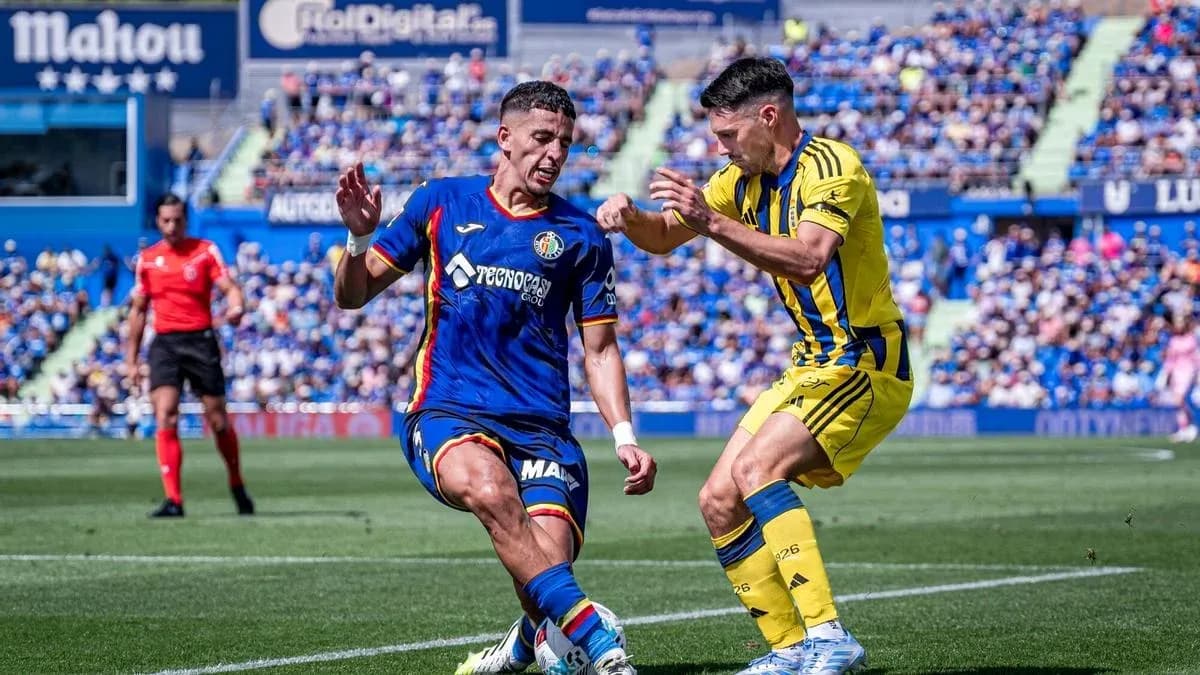 Jugador de Getafe driblando a un rival de Oviedo