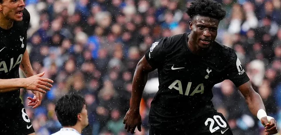 Jugador de Tottenham celebra un gol contra Leeds