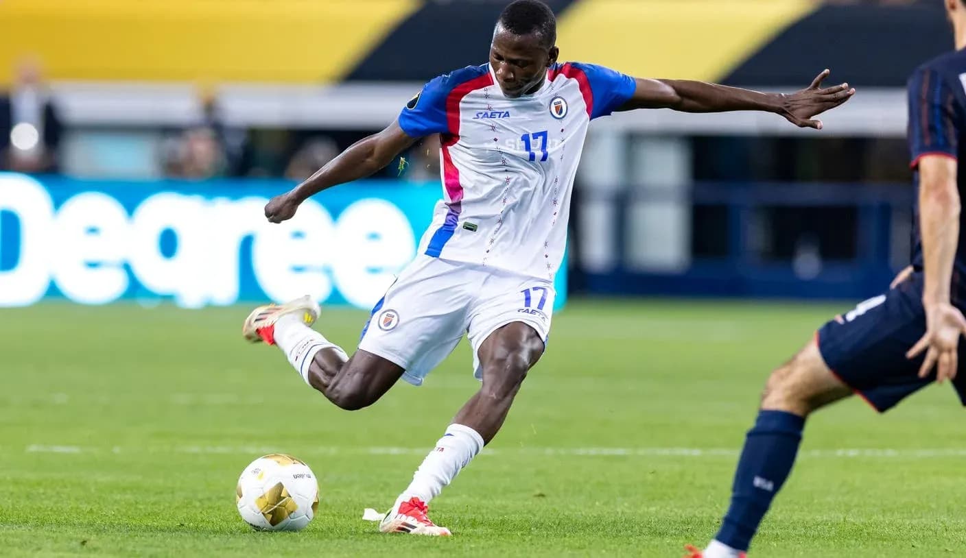 Jugador de Haití disparando al balón