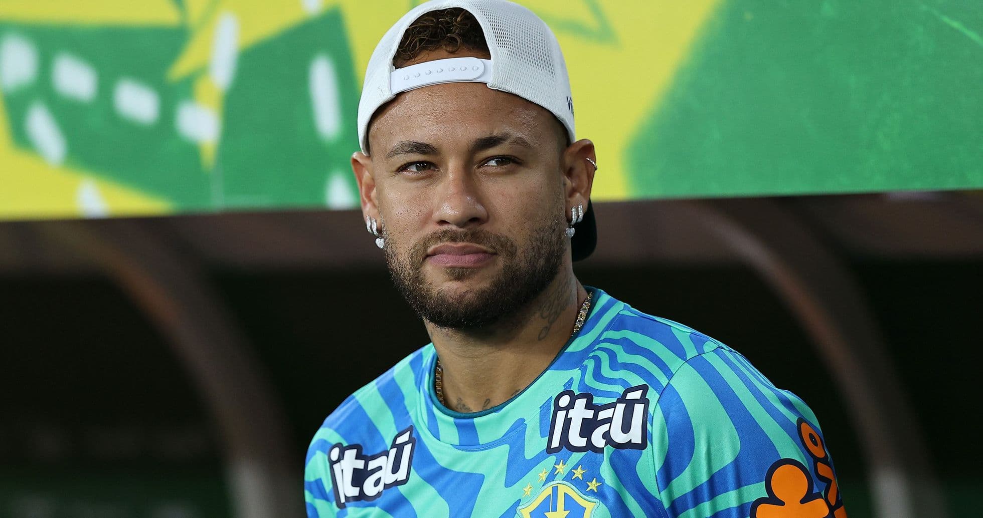 Jugador con camiseta de Brasil en la banca