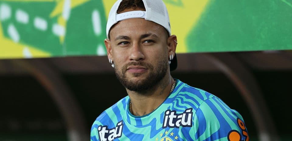 Jugador con camiseta de Brasil en la banca