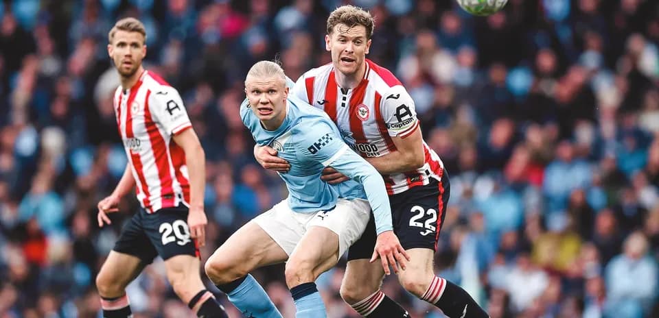 Jugador de Manchester City luchando por el balón