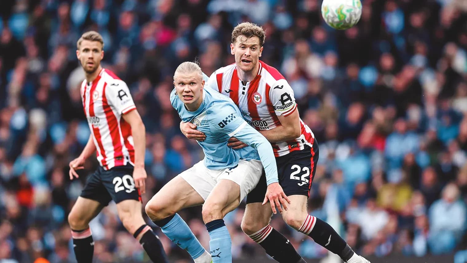Jugador de Manchester City luchando por el balón
