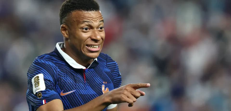 Jugador de Francia señalando durante un partido