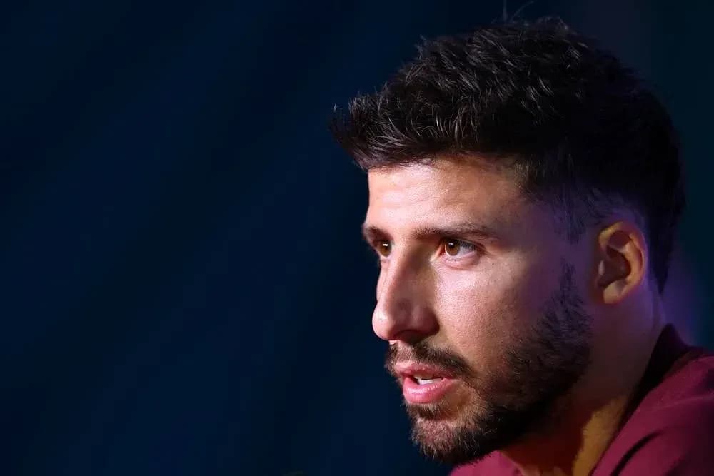 Jugador hablando en conferencia de prensa
