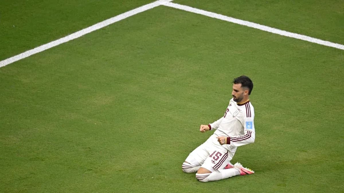 Jugador celebrando en el campo de fútbol