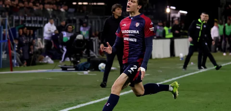 Jugador de Cagliari celebrando tras anotar un gol