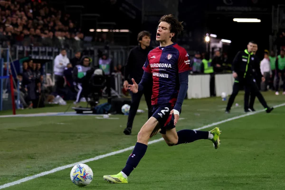 Jugador de Cagliari celebrando tras anotar un gol