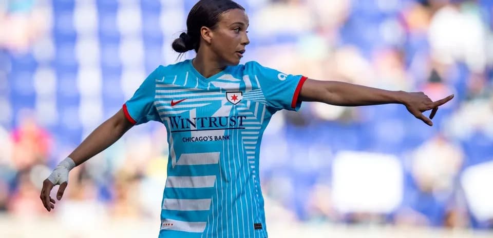 Jugadora del Chicago Red Stars señalando durante el partido