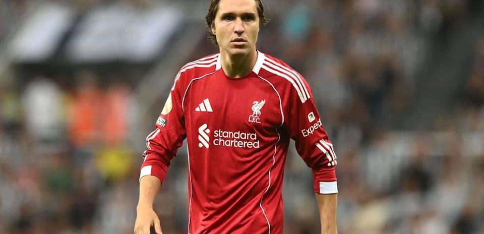 Jugador de Liverpool en uniforme rojo durante partido