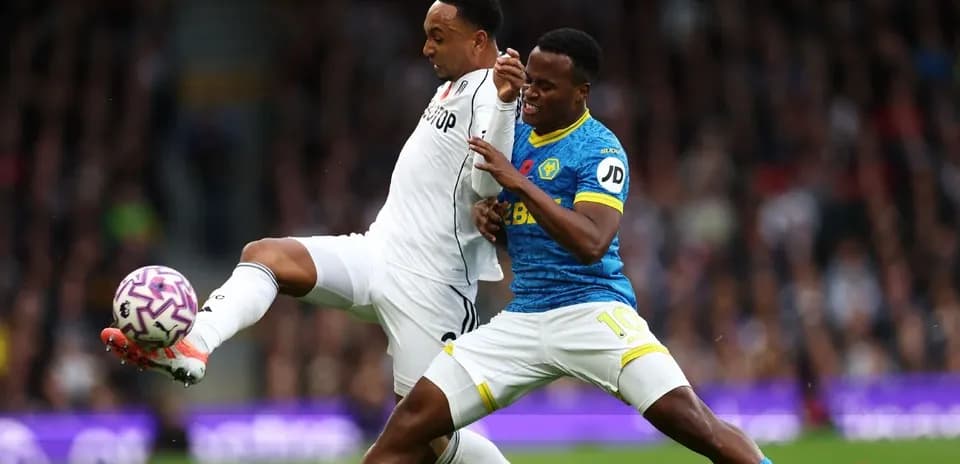Jugador de Fulham en acción contra Wolves