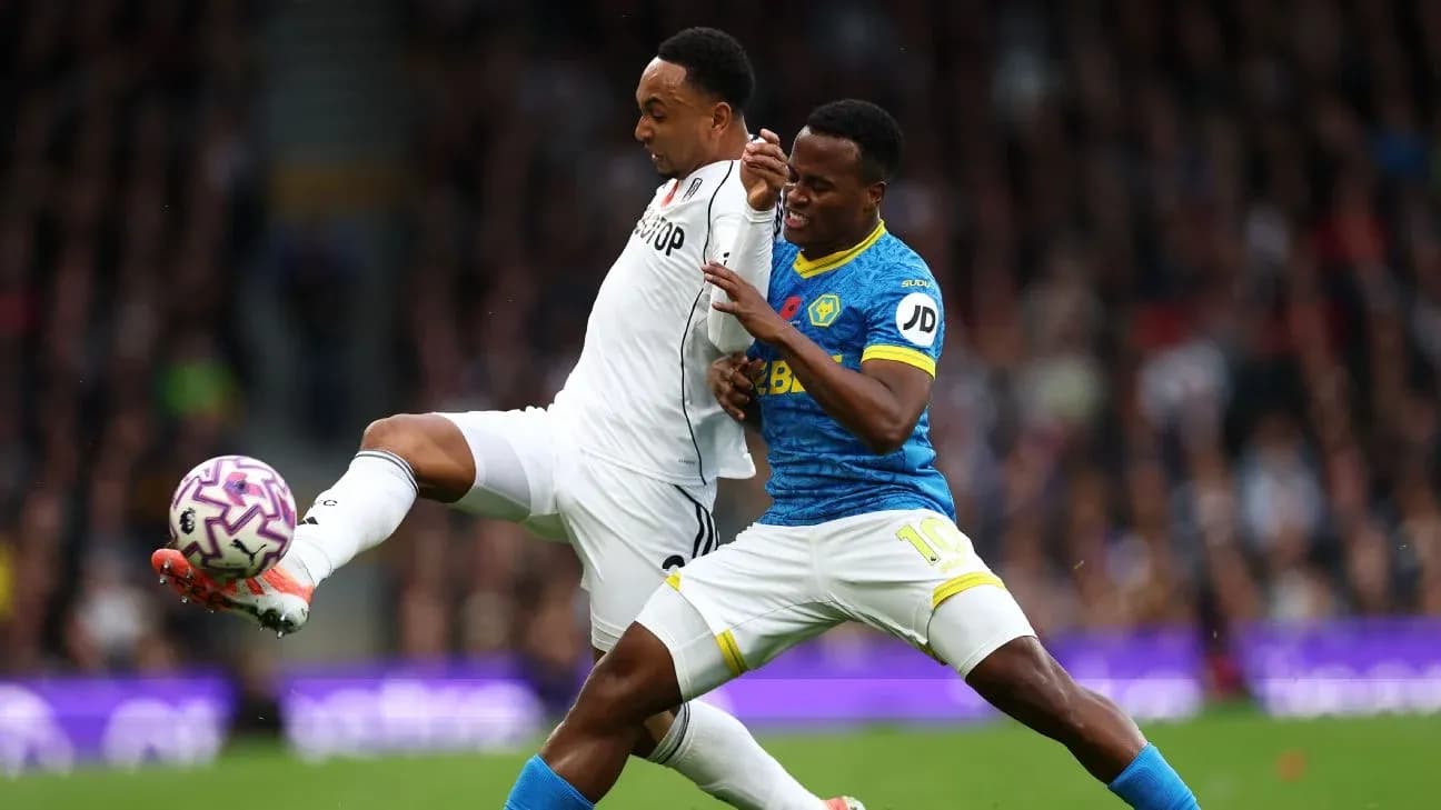 Jugador de Fulham en acción contra Wolves