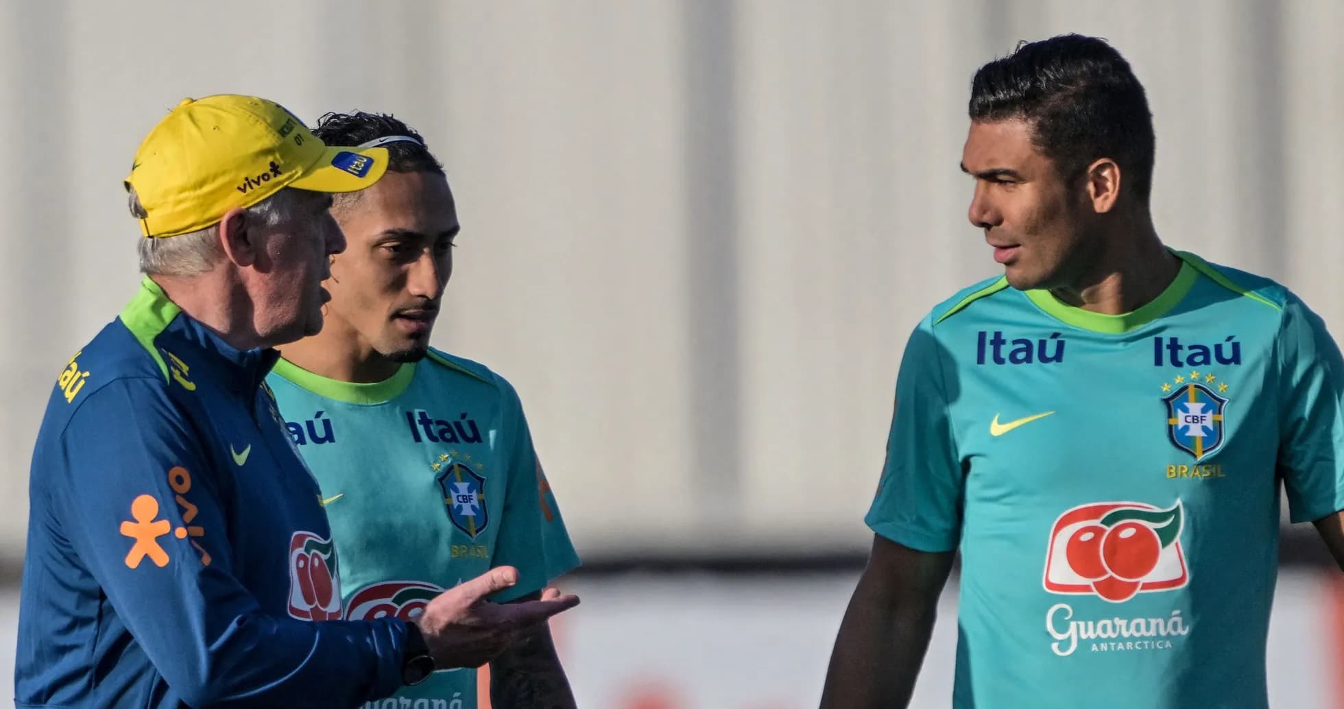 Entrenador hablando con jugadores durante entrenamiento