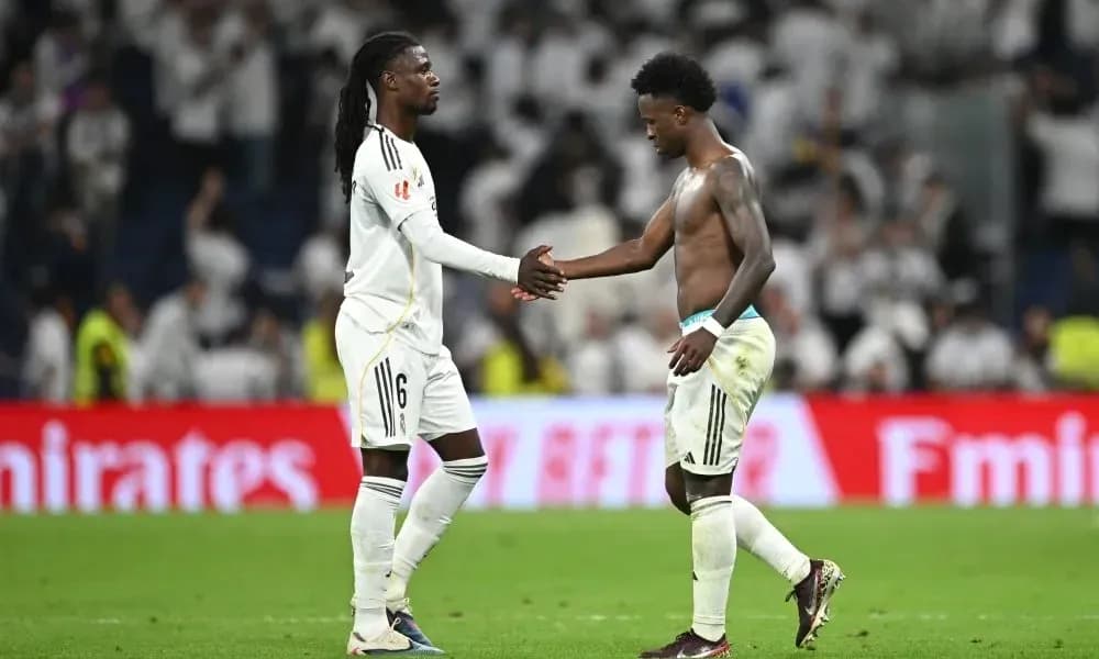 Jugadores de Real Madrid se saludan tras el partido