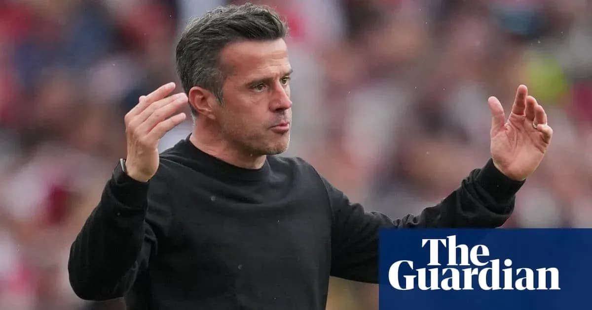 Entrenador gesticulando durante un partido