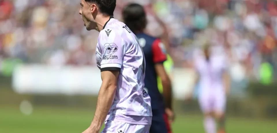 Jugador celebra un gol en el partido