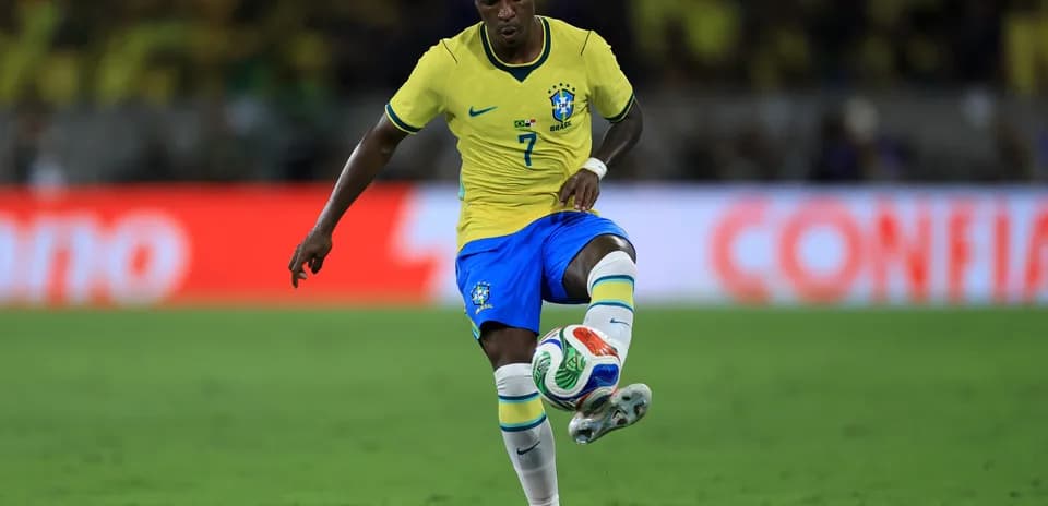 Jugador de Brasil controlando el balón