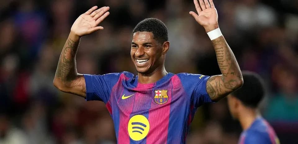 Jugador de Barcelona saludando al público durante partido