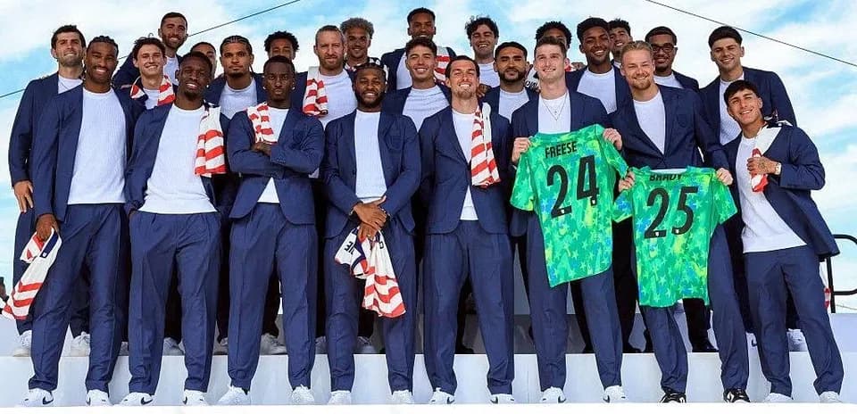 Equipo posando con camisetas en evento oficial