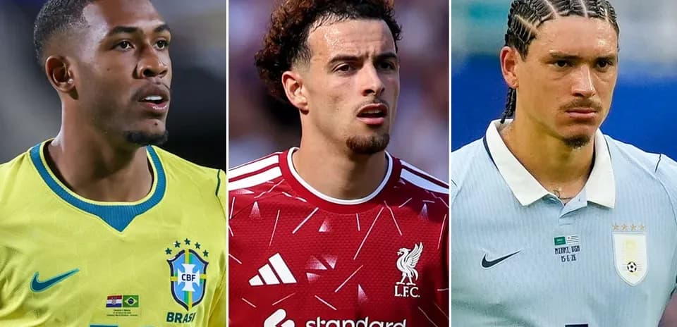 Tres futbolistas en sus respectivas camisetas de selección