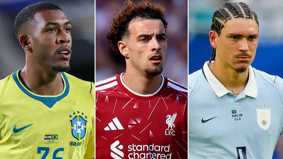 Tres futbolistas en sus respectivas camisetas de selección