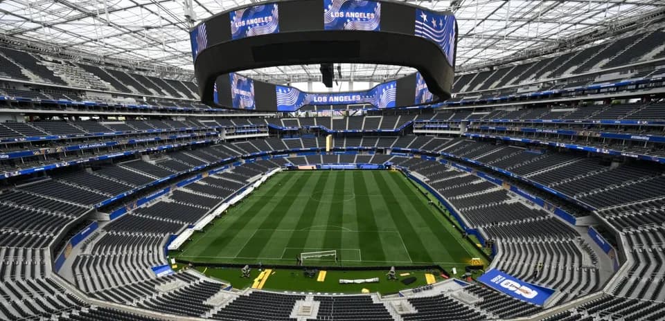Vista del estadio con césped y gradas vacías