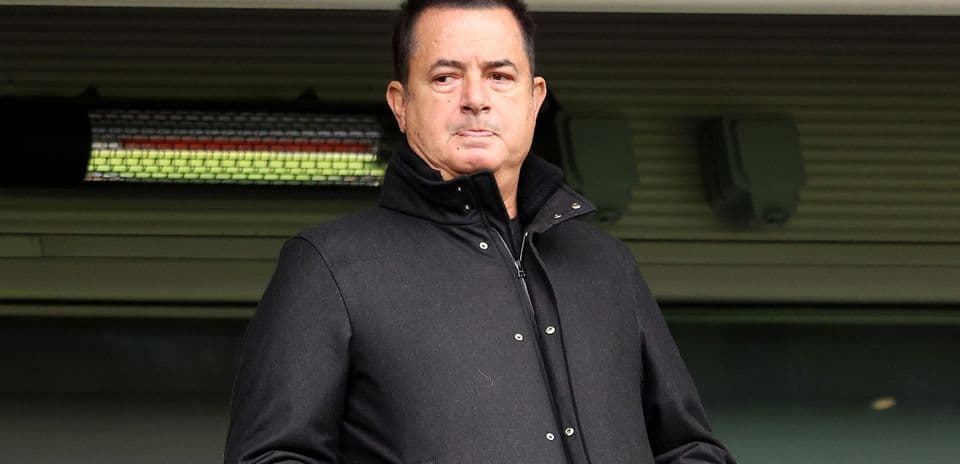 Hombre en abrigo negro en el estadio