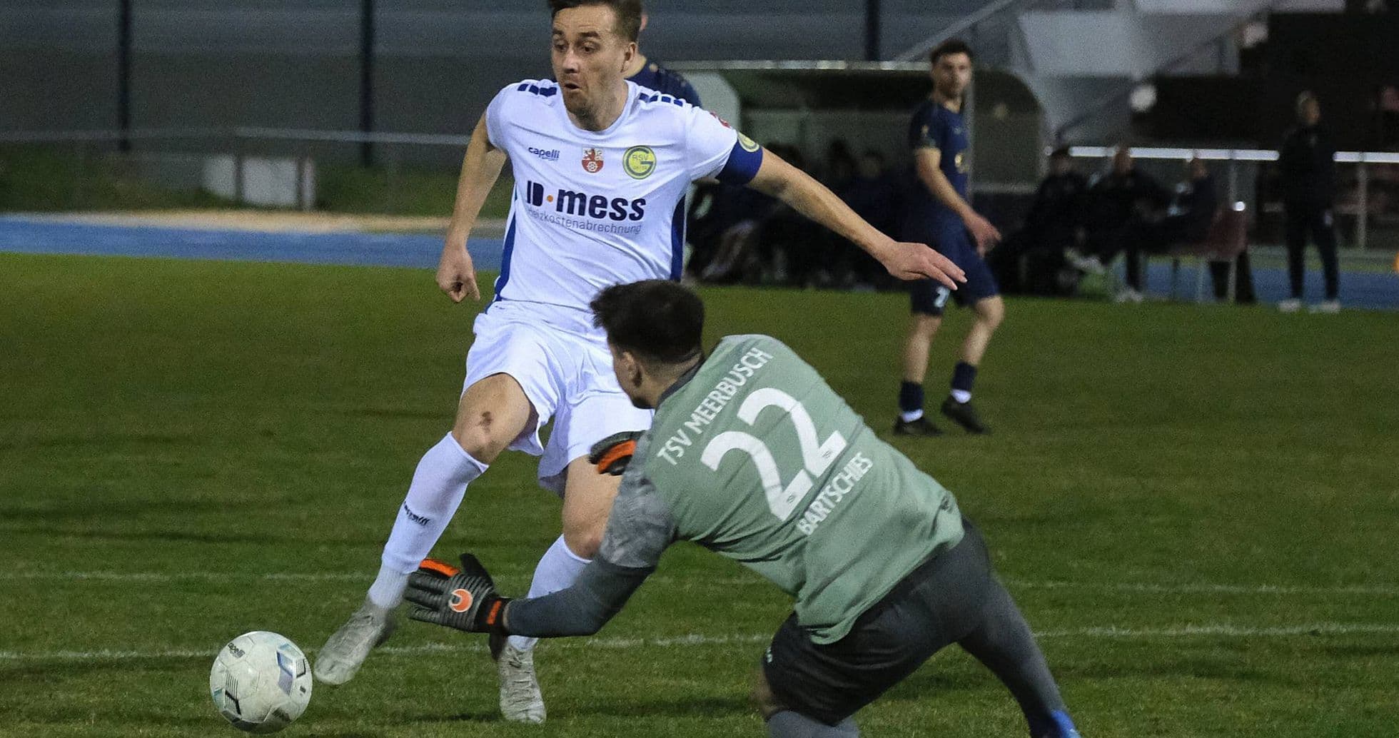 Jugador de SW Essen driblando al portero de Meerbusch