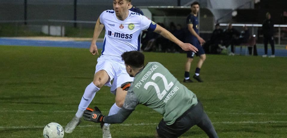 Jugador de SW Essen driblando al portero de Meerbusch