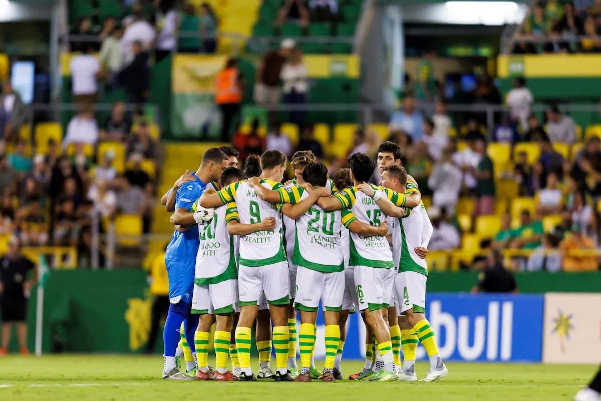 Jugadores del Tampa Bay Rowdies en círculo