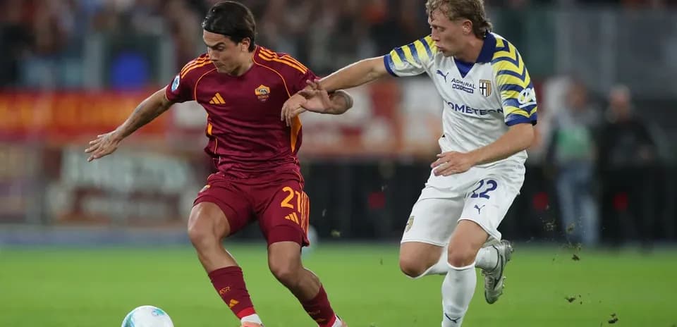 Jugador de AS Roma driblando a defensor de Parma