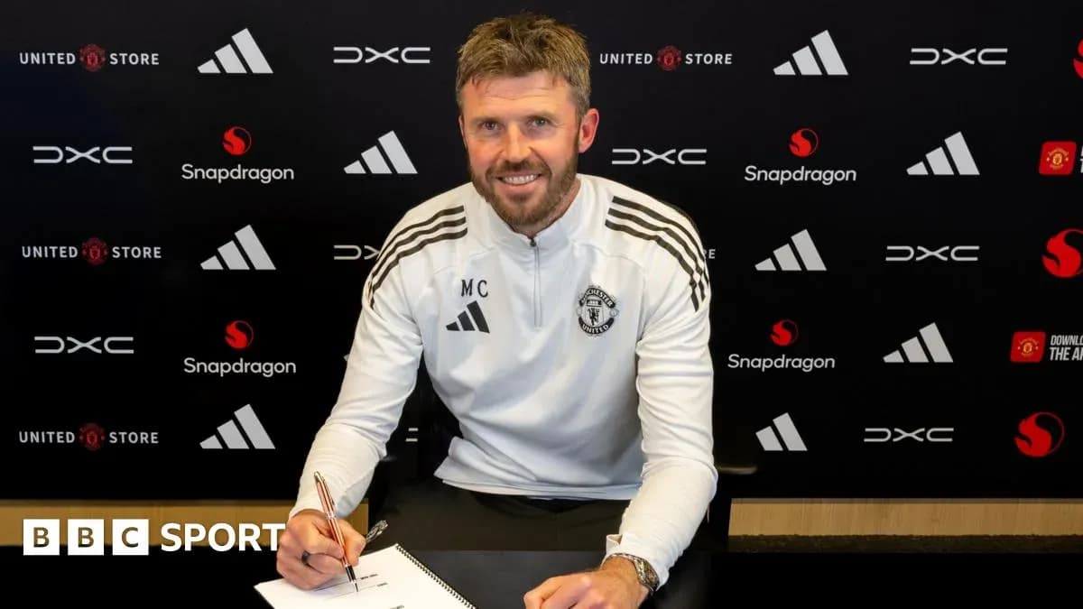 Entrenador firmando contrato en mesa de oficina