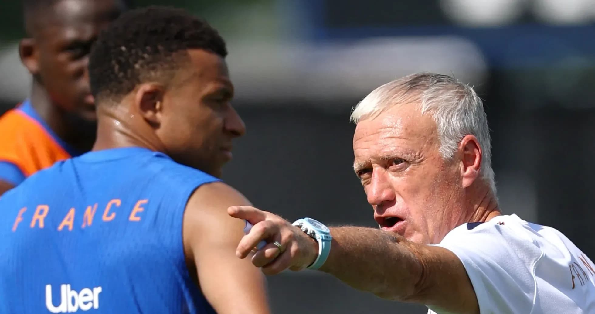 Entrenador francés dando instrucciones a Mbappé