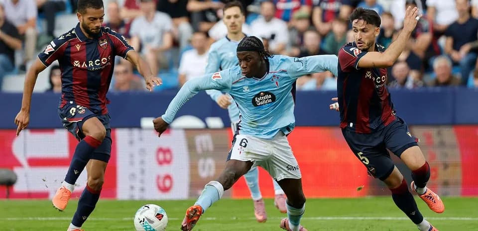 Celta Vigo y Levante luchando por el balón