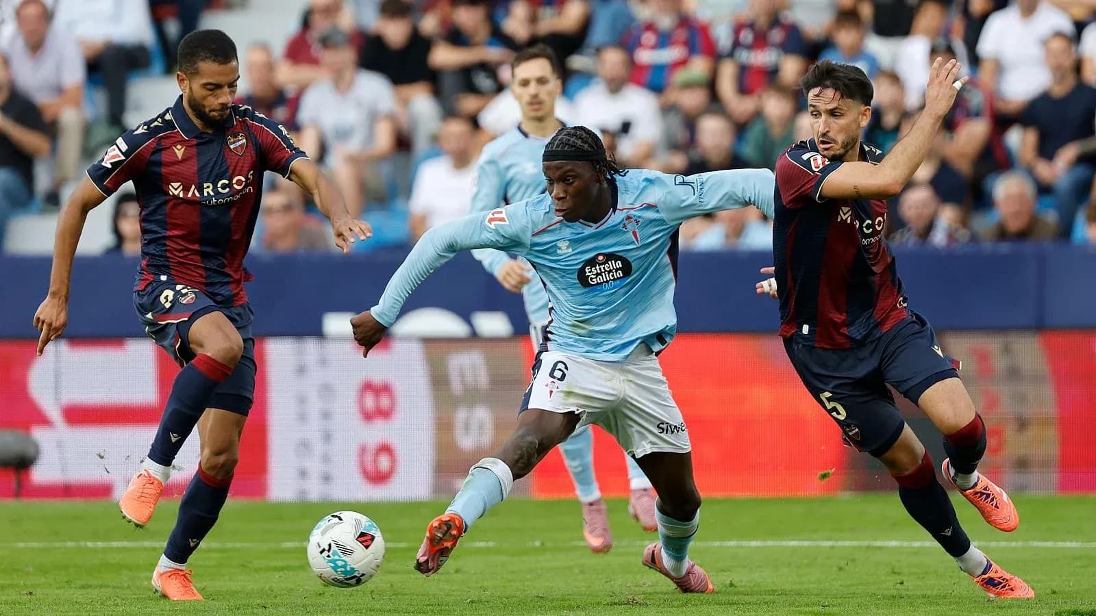 Celta Vigo y Levante luchando por el balón