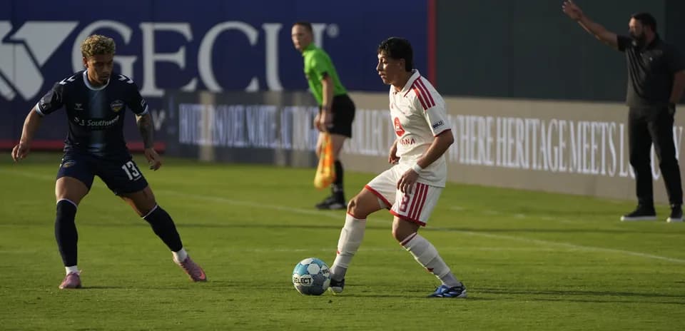 Jugador de El Paso Locomotive con balón