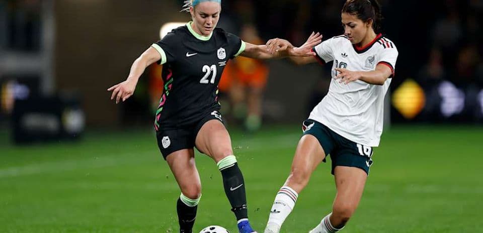 Jugadora de México desafiando a jugadora de EE. UU.