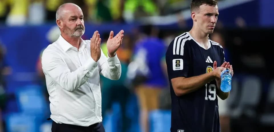 Entrenador y jugador aplaudiendo tras el partido