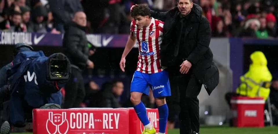Jugador de Atlético de Madrid siendo sustituido por entrenador