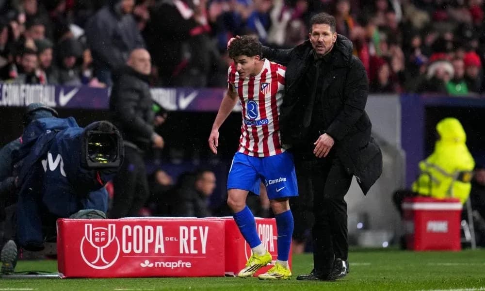 Jugador de Atlético de Madrid siendo sustituido por entrenador