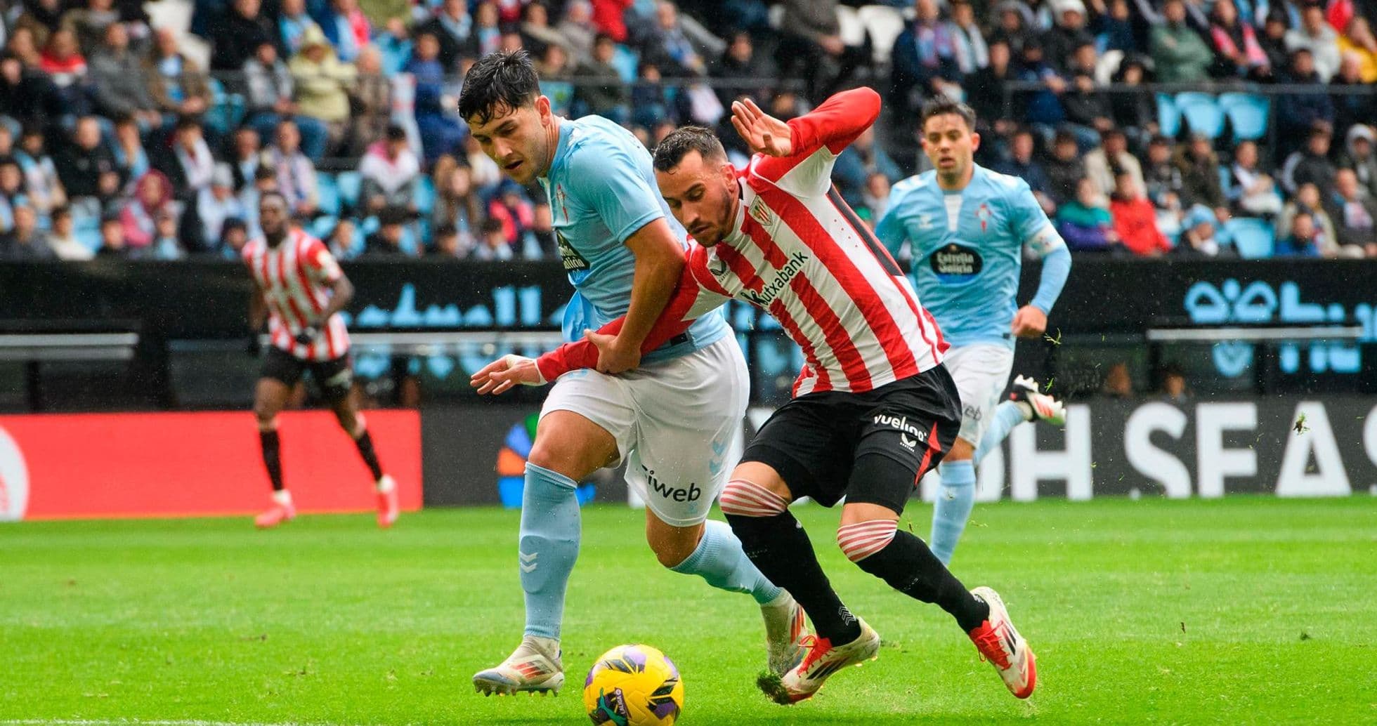 Dos jugadores compitiendo por el balón en La Liga