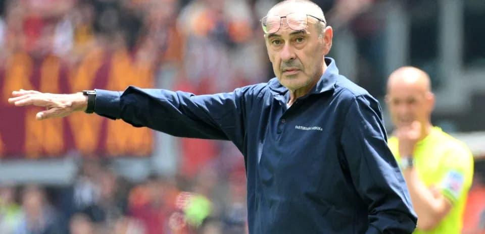 Entrenador dirigiendo a su equipo en el partido